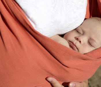 3 bonnes raisons de porter son bébé
